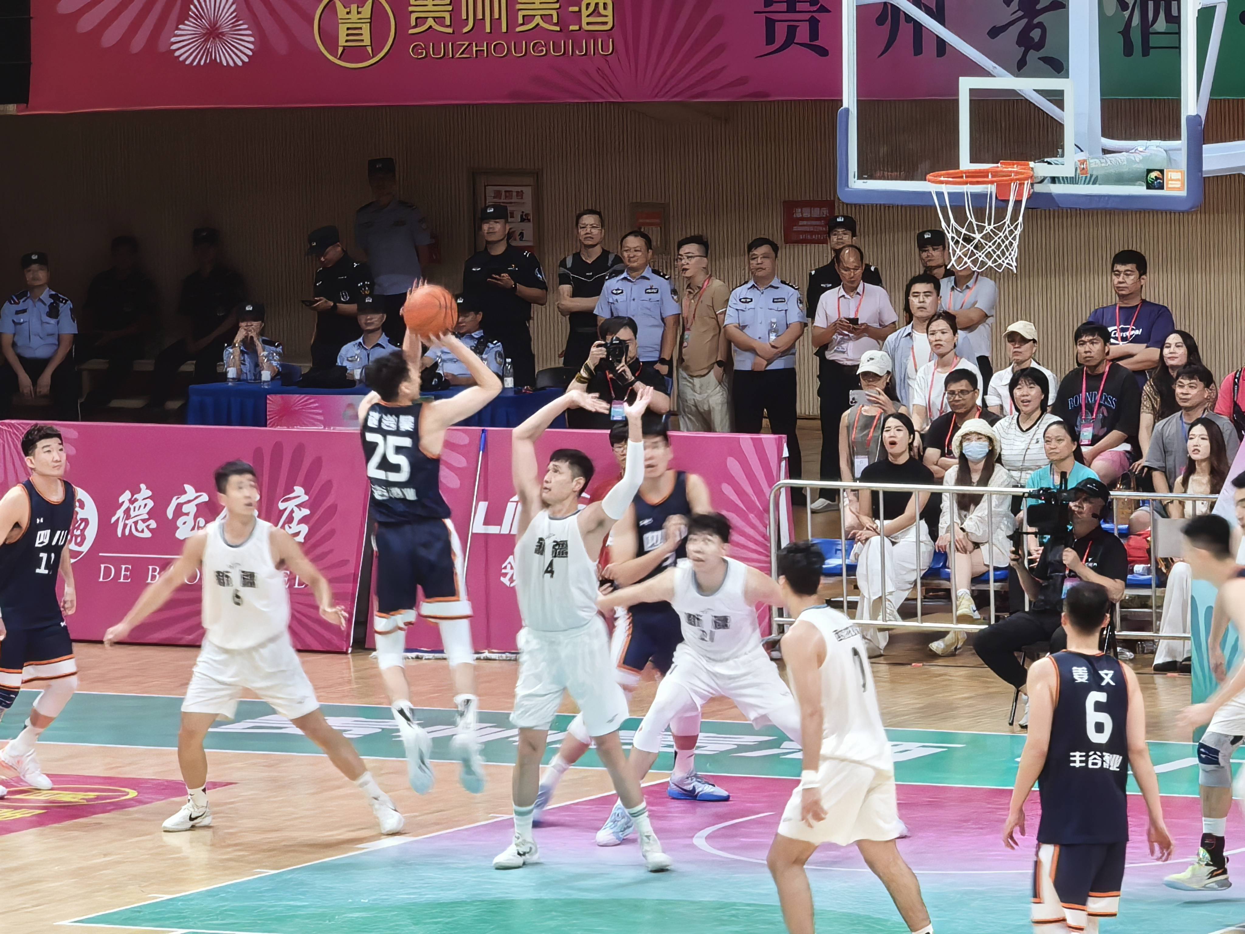 篮球赛事精彩纷呈，球场上的巅峰对决的简单介绍