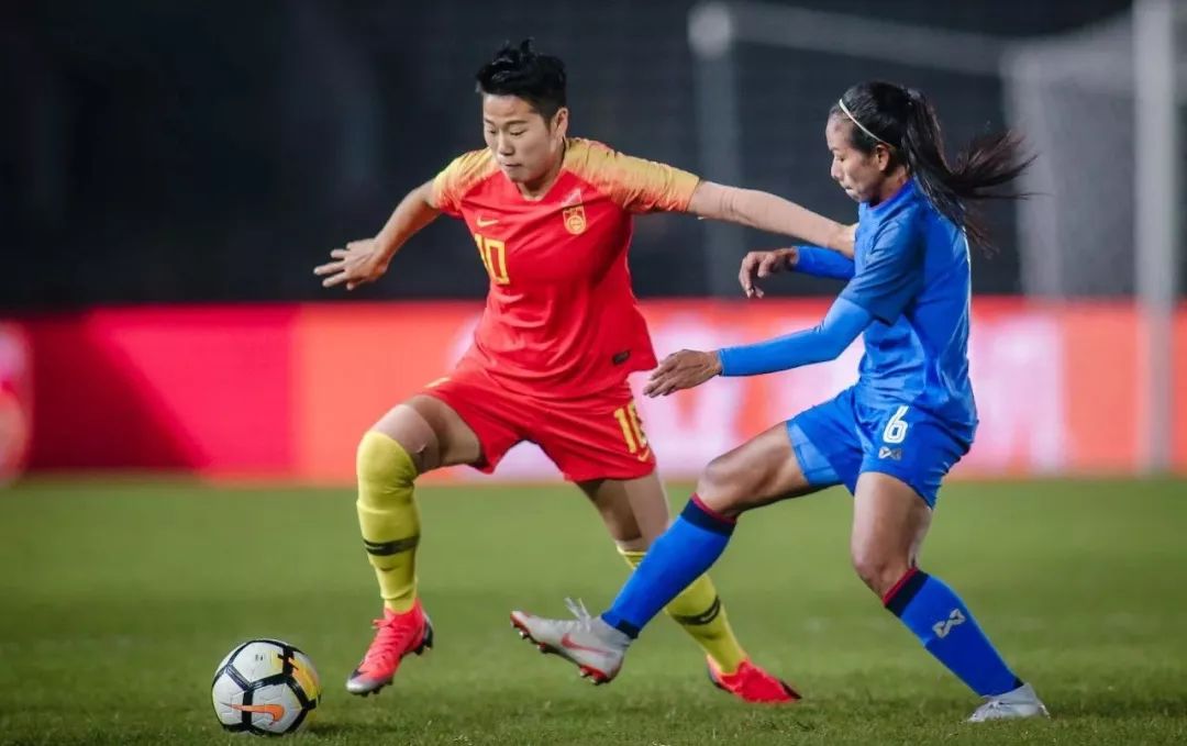 美国女子足球队战胜对手，队员万分兴奋